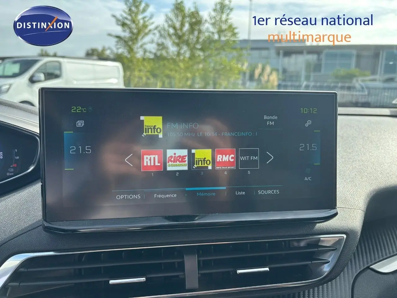 Écran tactile central du Peugeot 3008 gris platinium, affichant les stations radio, vue intérieure avant.