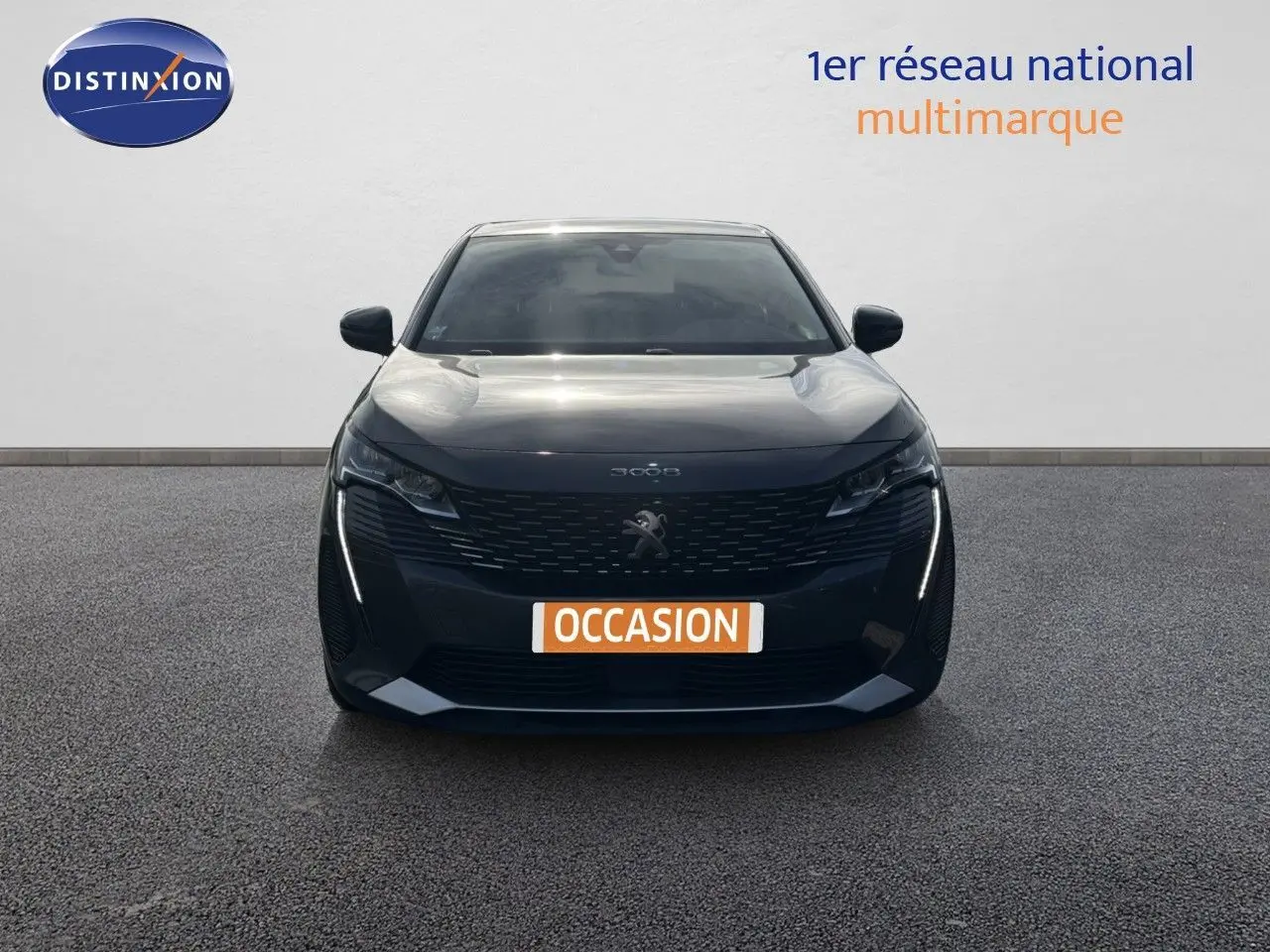 Vue frontale d'un Peugeot 3008 gris platinium métal, avec calandre noire et feux LED distinctifs allumés.