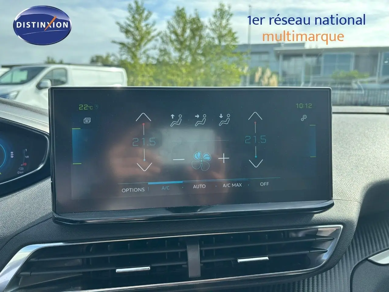 Écran tactile central de la Peugeot 3008 1.6 Hybrid 225ch en gris platinium, affichant la climatisation à 21,5°C.