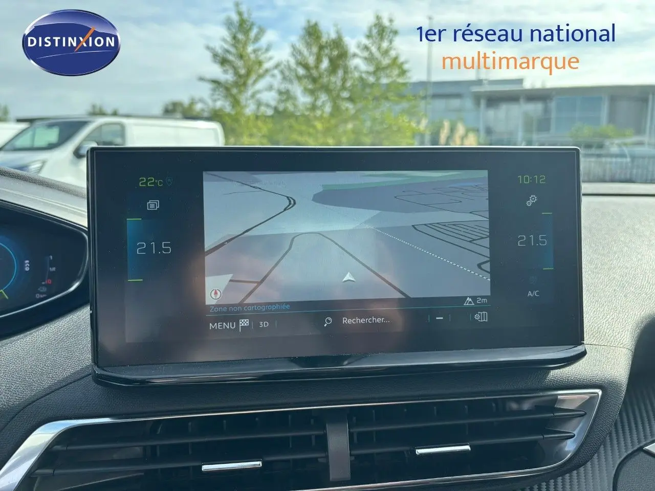 Vue intérieure du tableau de bord du Peugeot 3008 hybride, écran tactile avec navigation et commandes climatiques visibles.