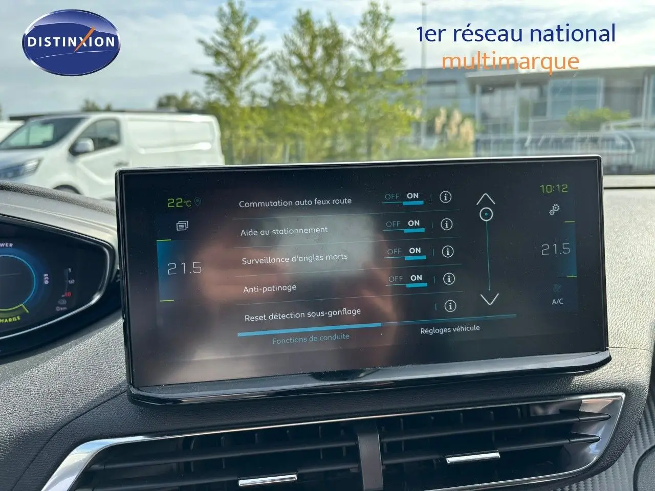 Écran central tactile du Peugeot 3008 gris platinium, affichant les aides à la conduite, vue intérieure frontale.