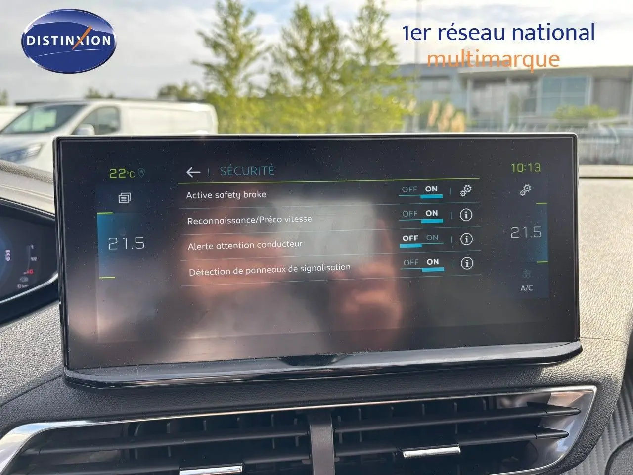 Vue intérieure centrée sur l'écran tactile du tableau de bord du Peugeot 3008 gris platinium, affichant les réglages de sécurité.