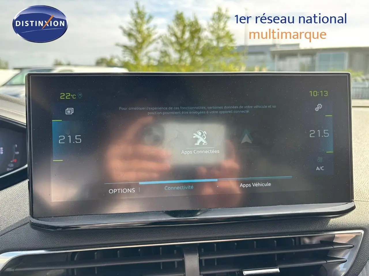 Écran tactile central du Peugeot 3008 gris platinium, affichant la connectivité des applications, vue intérieure avant.