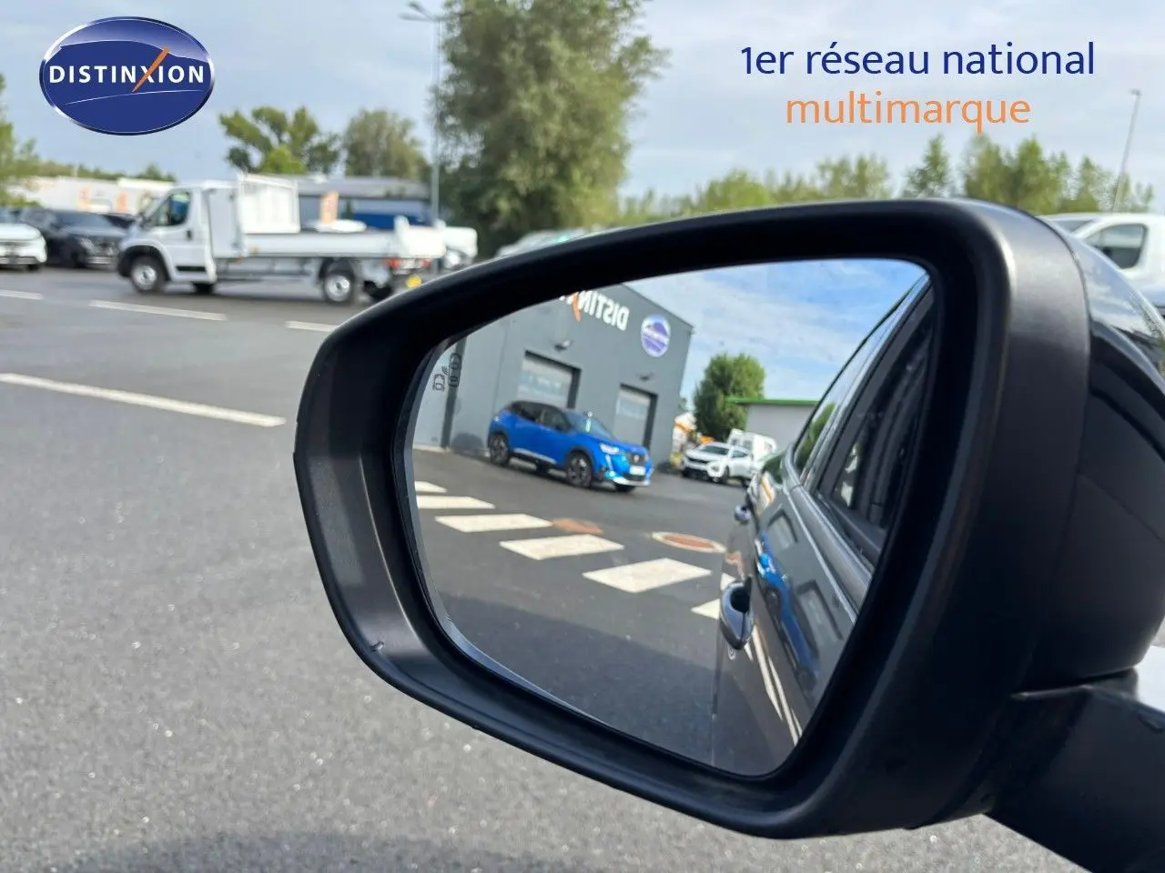 Rétroviseur côté droit reflétant la carrosserie gris platinium métallisé du Peugeot 3008 hybride rechargeable 2022.