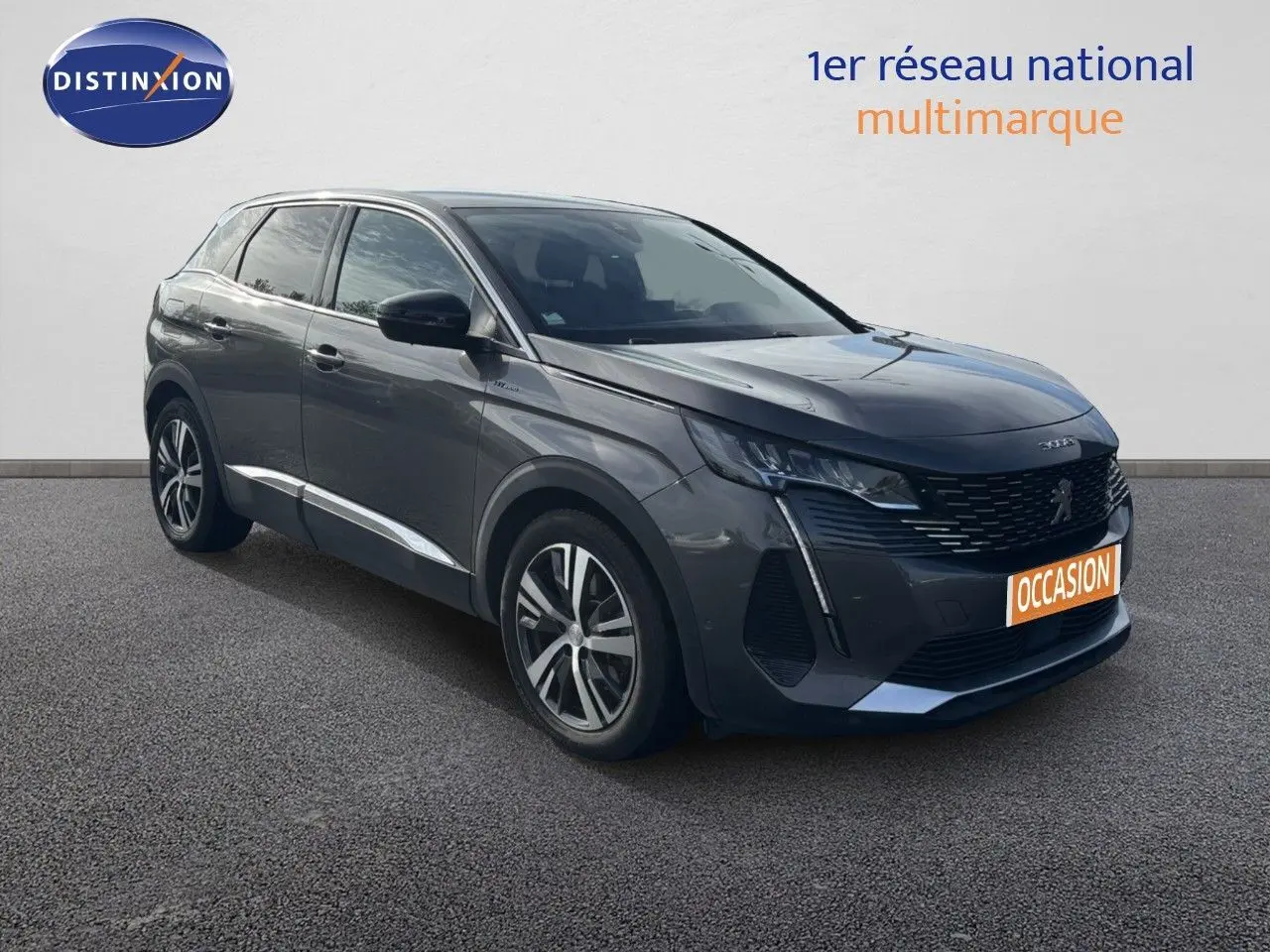 Peugeot 3008 hybride gris platinium en 3/4 avant droit, avec calandre noire et jantes bi-ton.