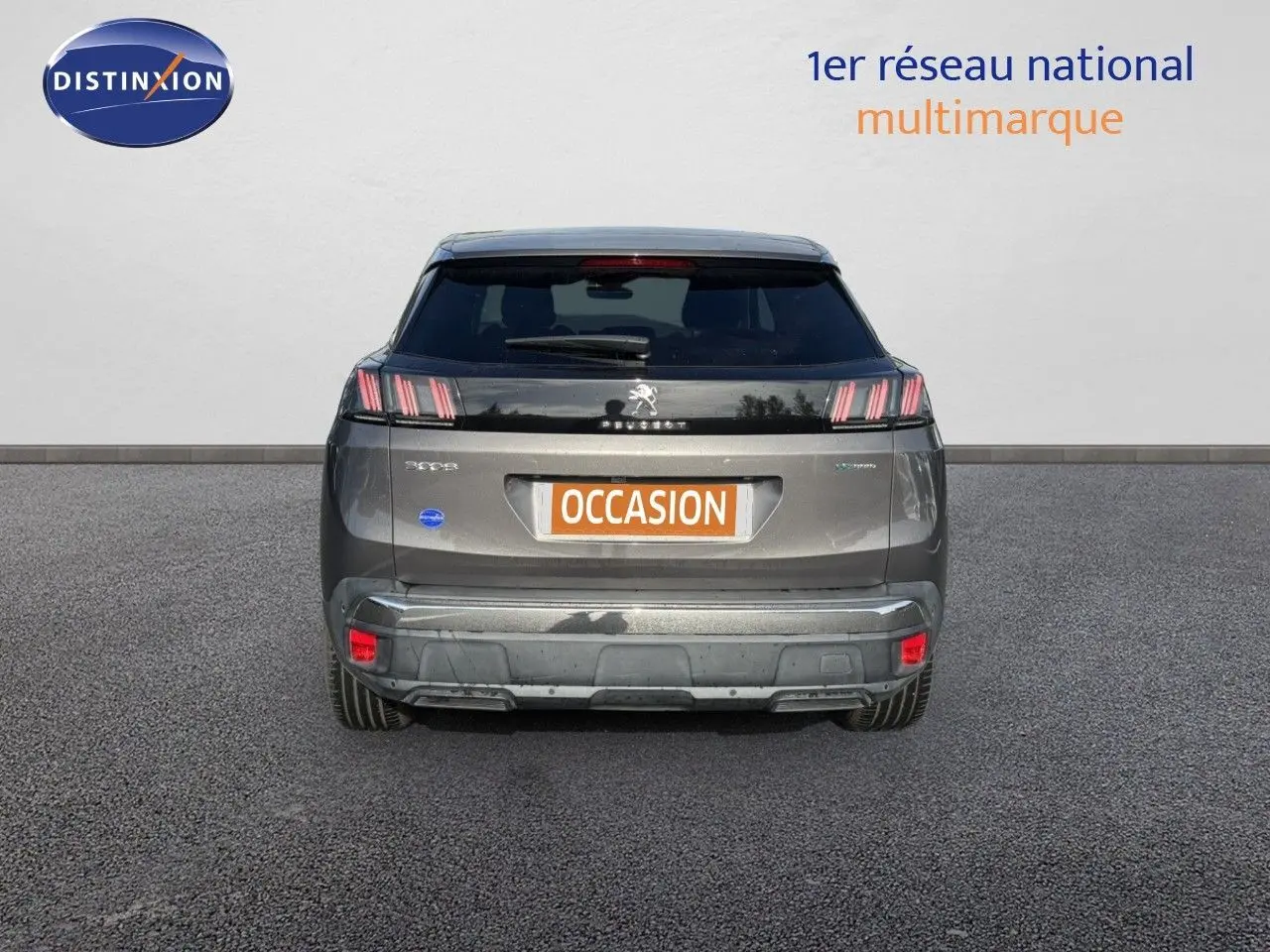 Vue arrière d'un Peugeot 3008 gris platinium métal de 2022 avec feux LED distinctifs et plaque "OCCASION".