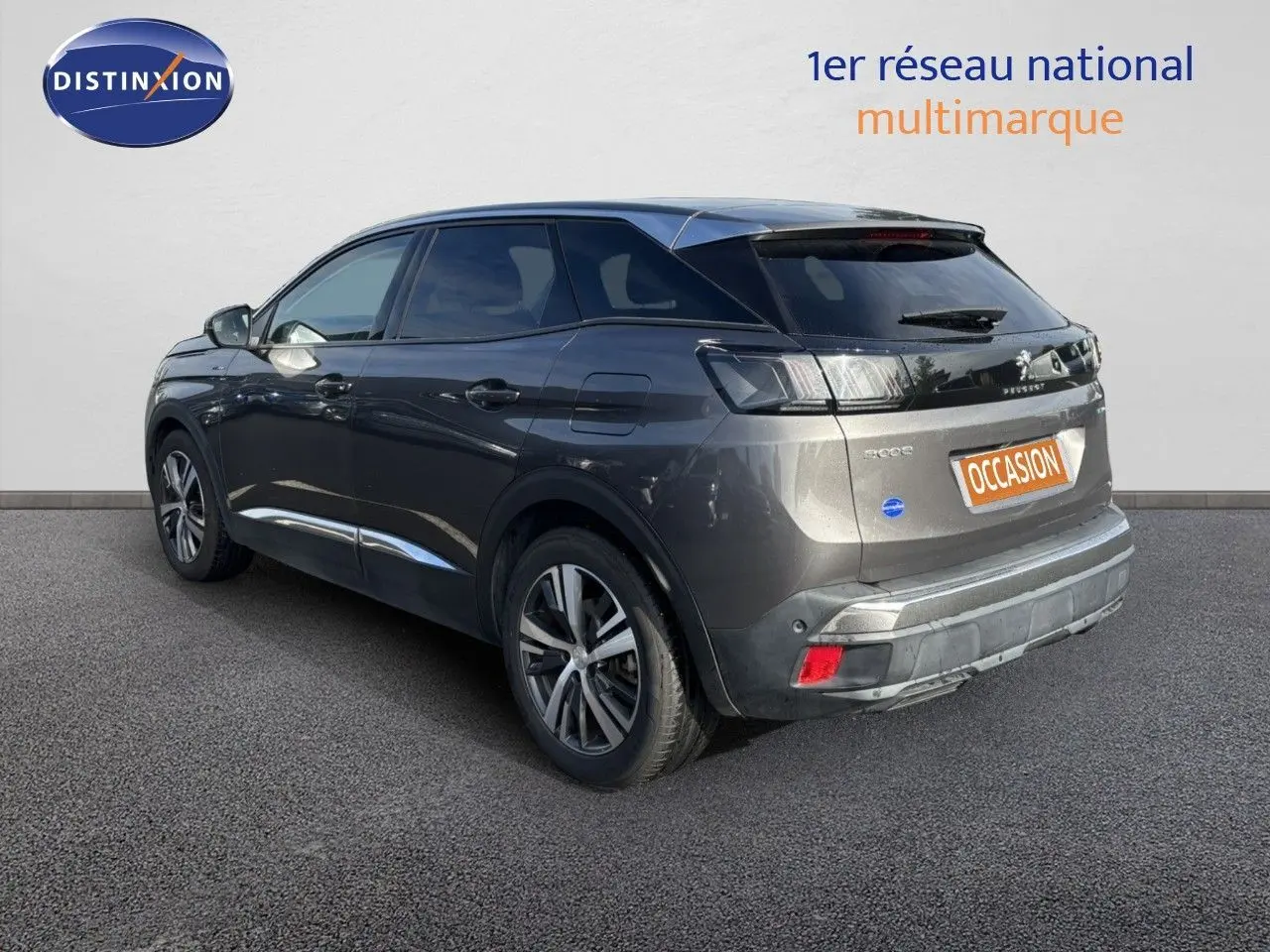 Peugeot 3008 hybride rechargeable gris platinium, vue 3/4 arrière droit avec jantes bi-ton et feux LED.