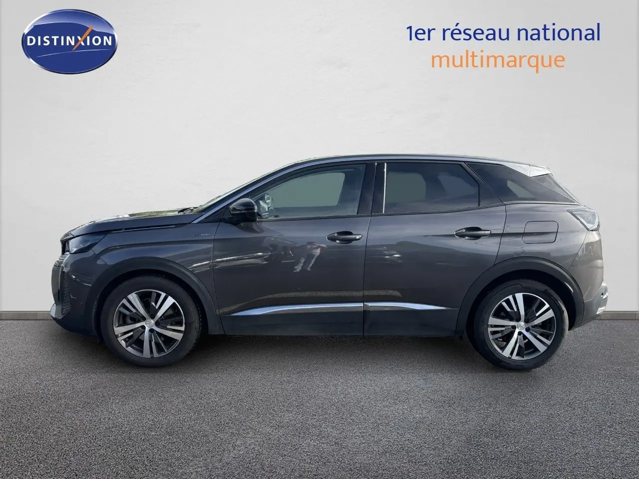 Vue de profil côté gauche du Peugeot 3008 1.6 Hybrid gris platinium métallisé avec jantes bi-ton et lignes chromées.