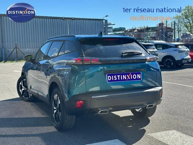Vue 3/4 arrière droite d'un Peugeot 2008 bleu Obsession 2025 avec feux arrière LED et double sortie d'échappement.
