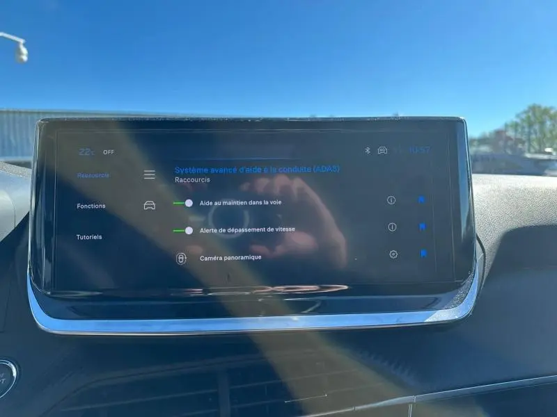 Écran tactile du système d’aide à la conduite dans un Peugeot 2008 1.2 Hybrid 145ch Allure 2025, vue intérieure frontale.