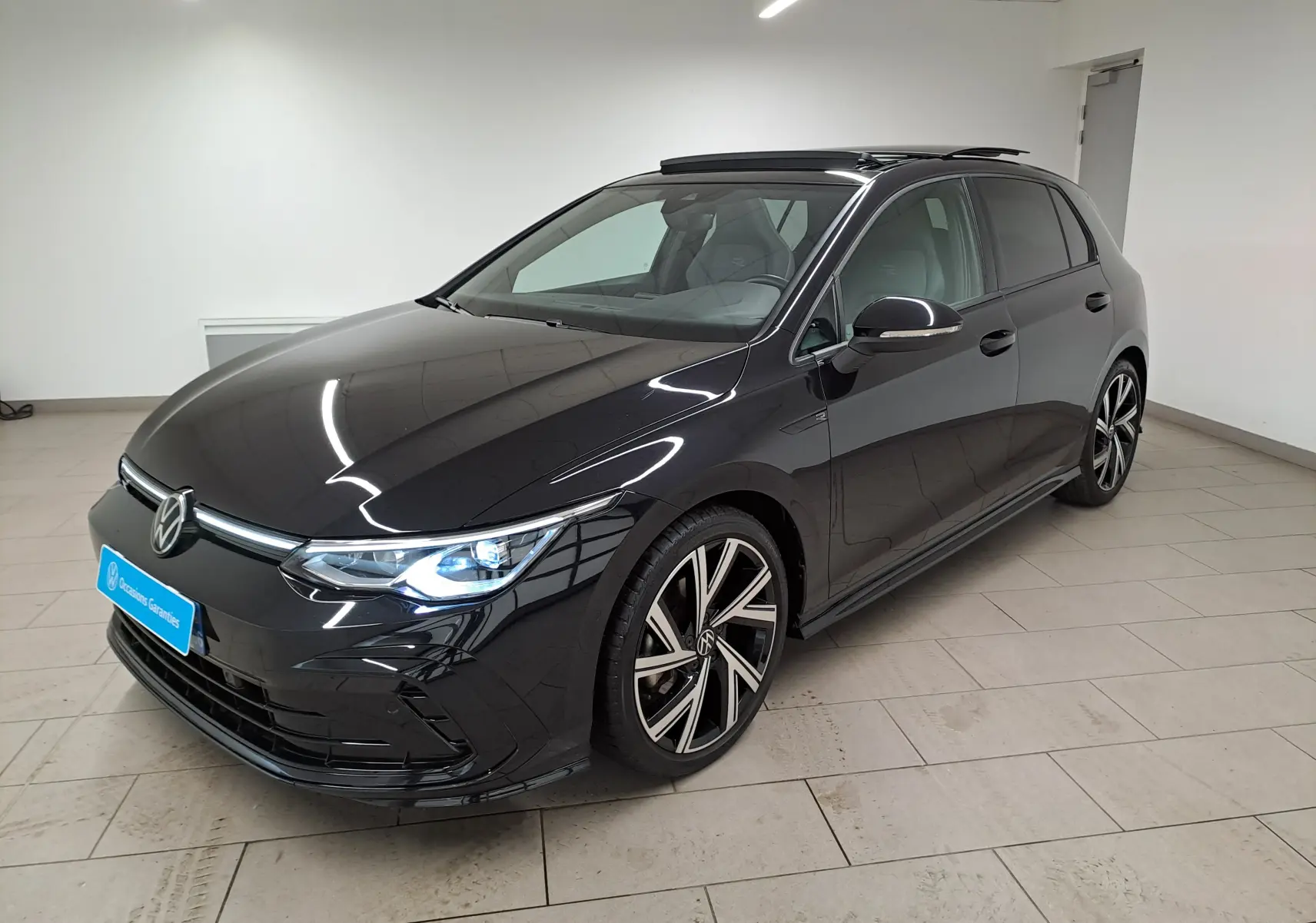 Volkswagen Golf 1.5 eTSI 150 DSG7 R-Line noir intense nacré vue 3/4 avant avec jantes alliage Bergamo et toit ouvrant.