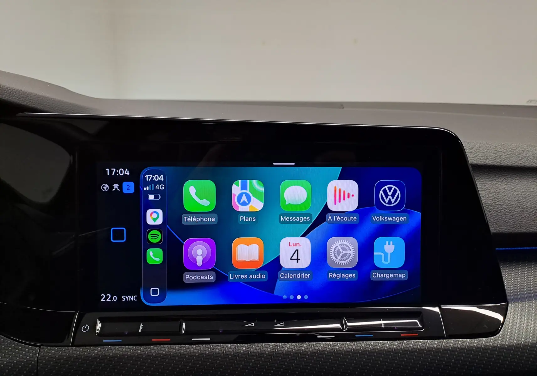Écran tactile central de la Volkswagen Golf 1.5 eTSI 150 DSG7 R Line noir intense nacré affichant Apple CarPlay.