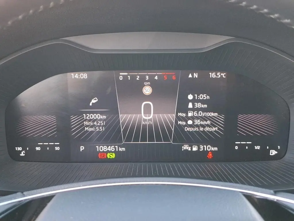 Tableau de bord numérique du Skoda Karoq 2.0 TDI bleu, affichage central avec vitesse et informations de conduite.