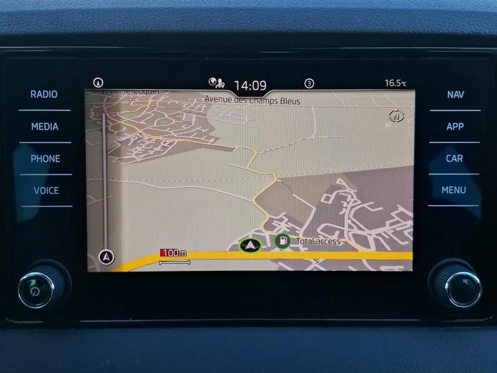 Écran tactile multimédia du Skoda Karoq 2026 affichant une carte de navigation avec options latérales.