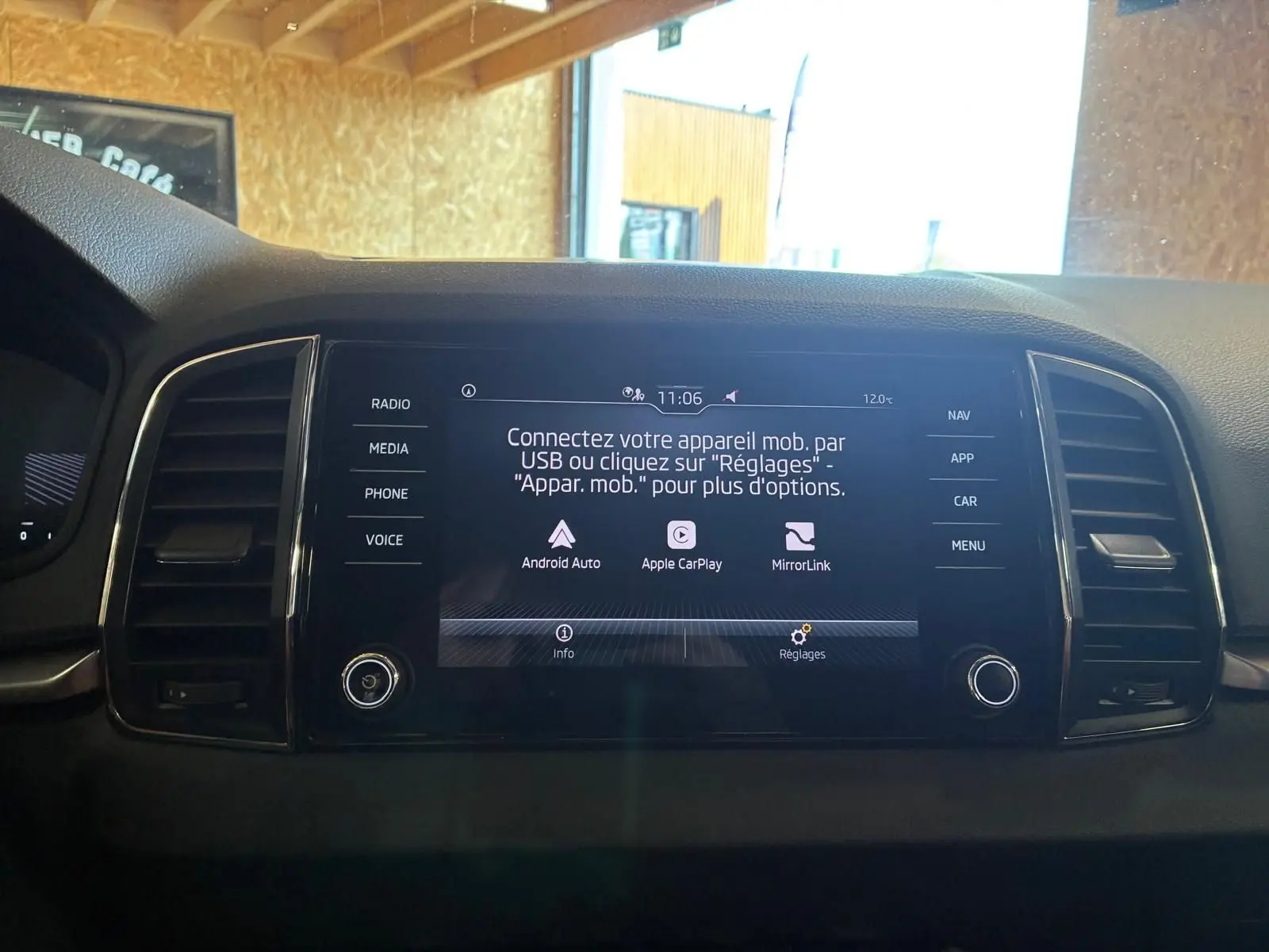 Écran tactile multimédia central du Skoda Karoq 2023 avec interface Bluetooth et options connectivité USB.