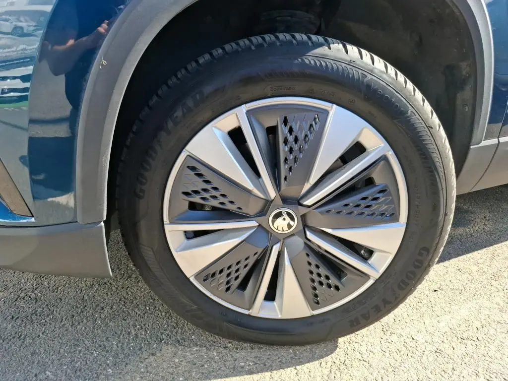 Gros plan sur la jante alu 17'' gris argent et noir du côté avant droit d’un Skoda Karoq bleu 2026.
