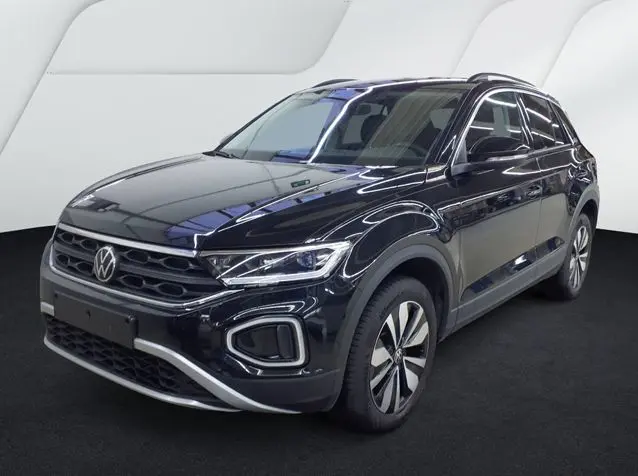Vue 3/4 avant d'un Volkswagen T-Roc 2025 gris foncé avec calandre marquée et jantes alliage distinctives.
