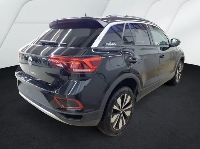 Volkswagen T-Roc 2025 gris foncé vu en 3/4 arrière droit avec logo Goal sur la vitre arrière.
