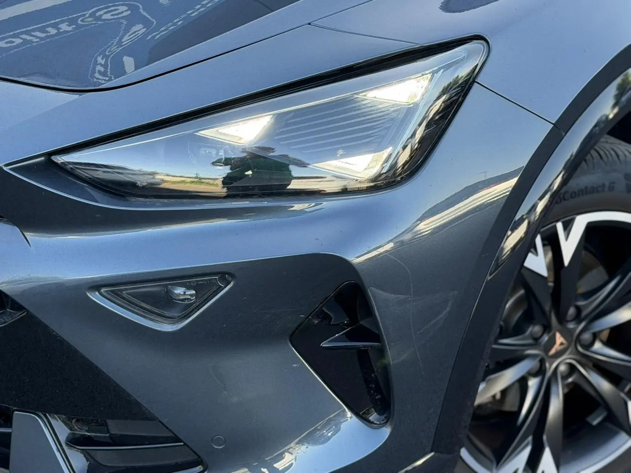 Gros plan sur l'avant droit gris magnétique du CUPRA Formentor 2025, mettant en valeur le phare Tri-LED et la jante alliage 18''.