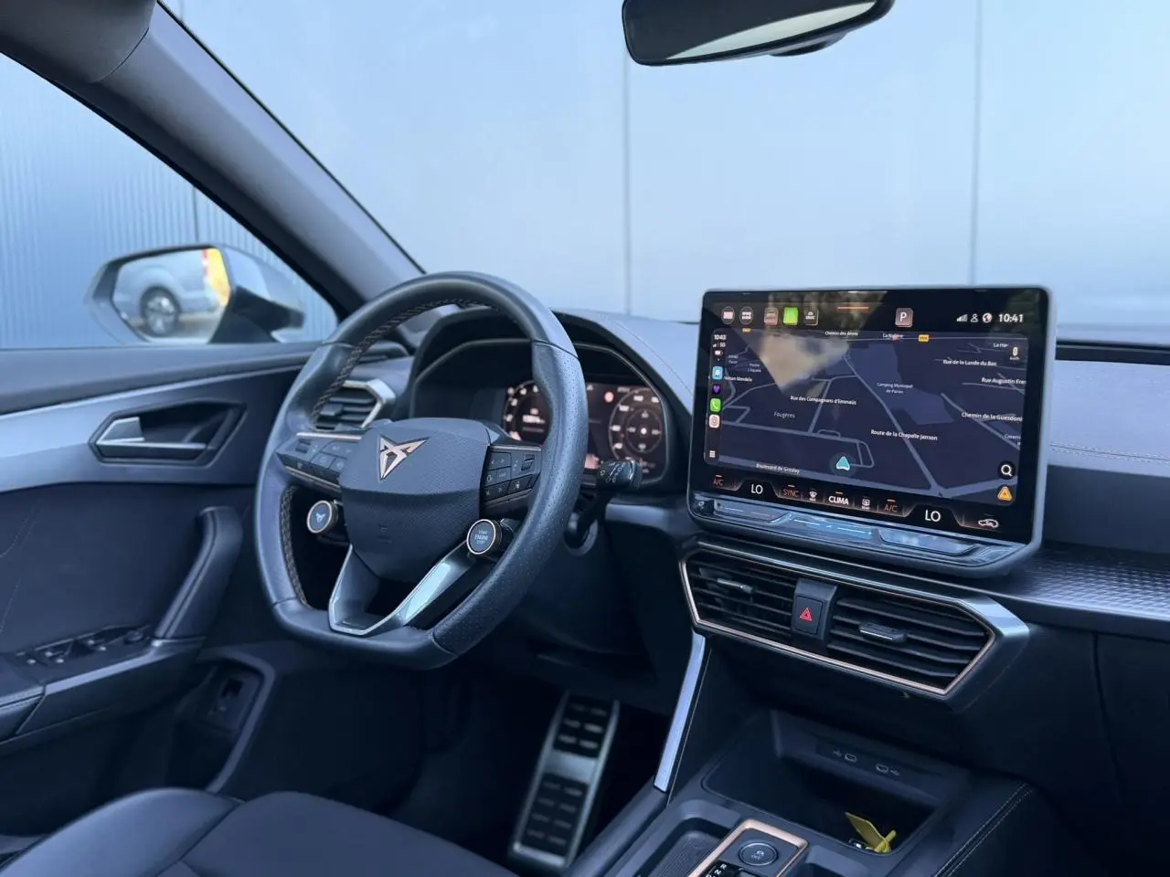 Vue intérieure côté conducteur du CUPRA Formentor 2025, volant cuir, écran tactile HD avec navigation affichée.