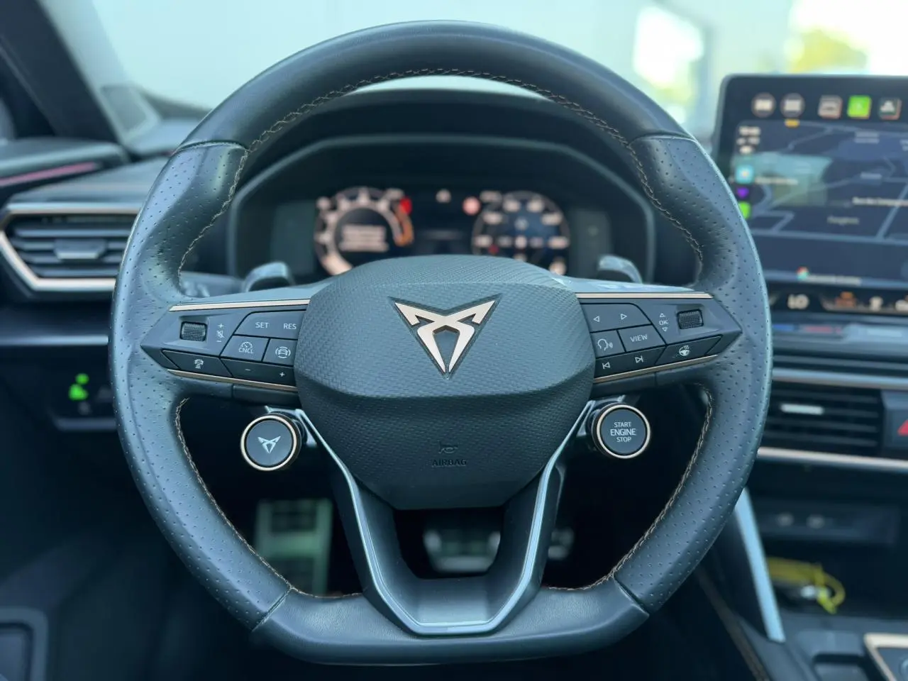 Vue rapprochée du volant cuir perforé noir avec logo CUPRA et commandes multifonctions du Formentor 2025.