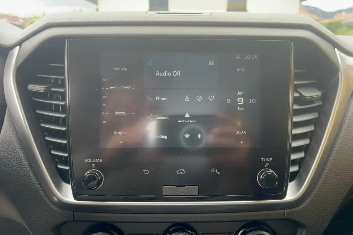 Écran tactile central de l'Isuzu D-MAX 2026 affichant l'interface Android Auto avec commandes volume et réglage.