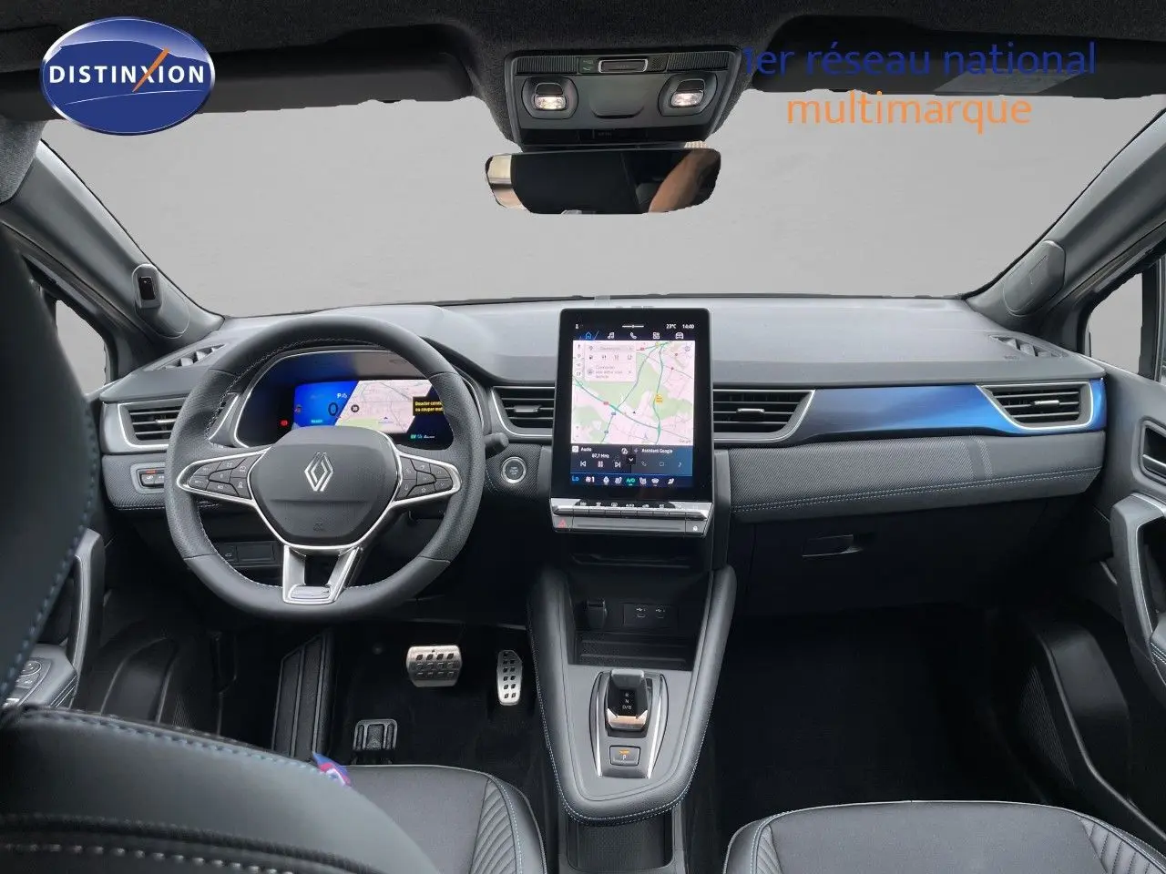 Intérieur avant du Renault Symbioz 2026, tableau de bord noir avec écran tactile vertical et volant multifonction.