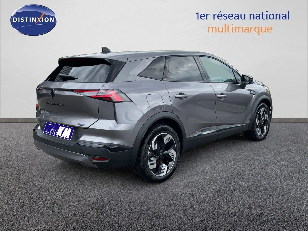 Vue 3/4 arrière droite d'une Renault Symbioz gris cassiopée métal avec jantes stylées et feux LED distinctifs.