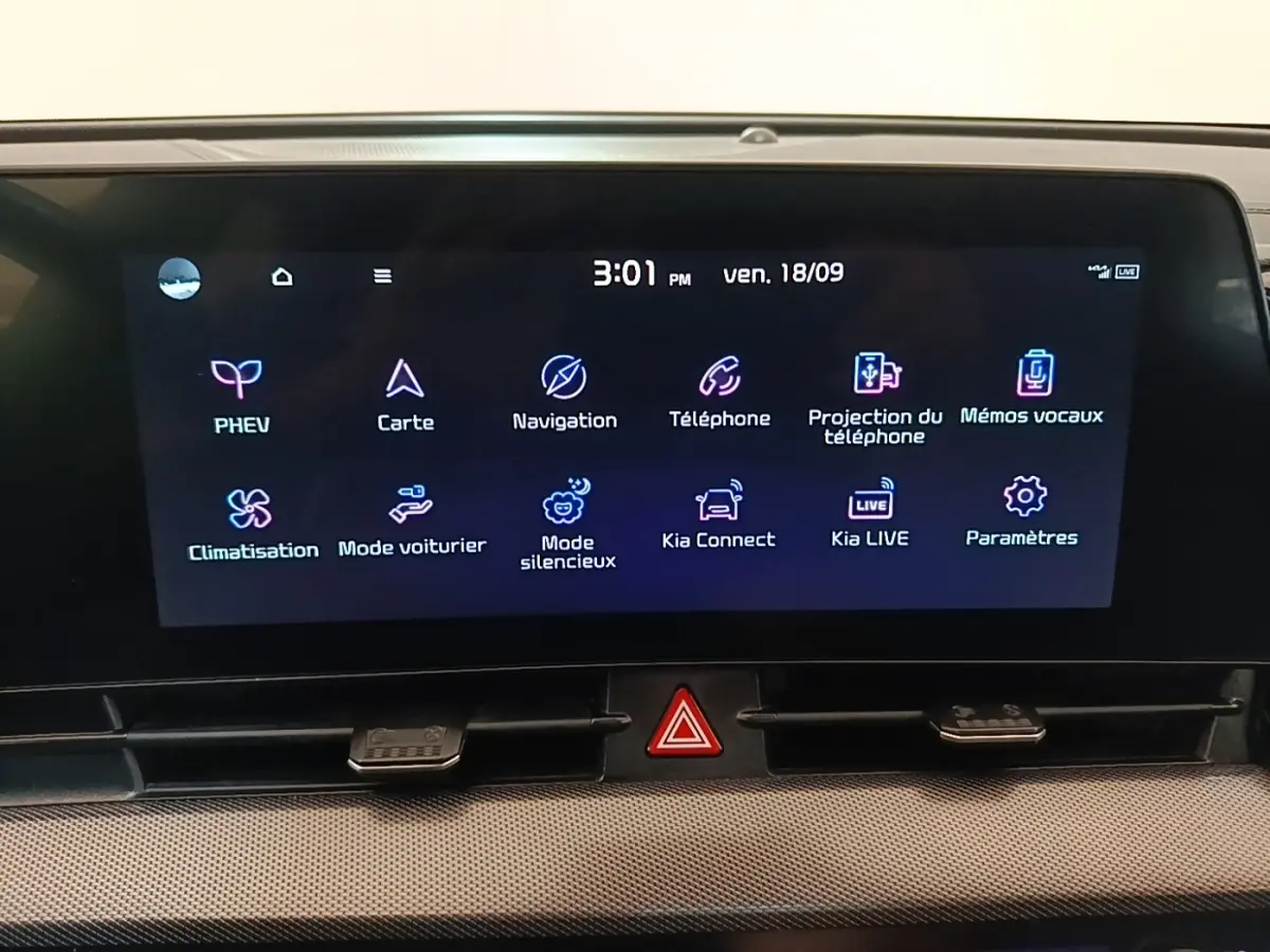 Écran tactile central du tableau de bord du Kia Sportage 2022 affichant les options connectées et de navigation.