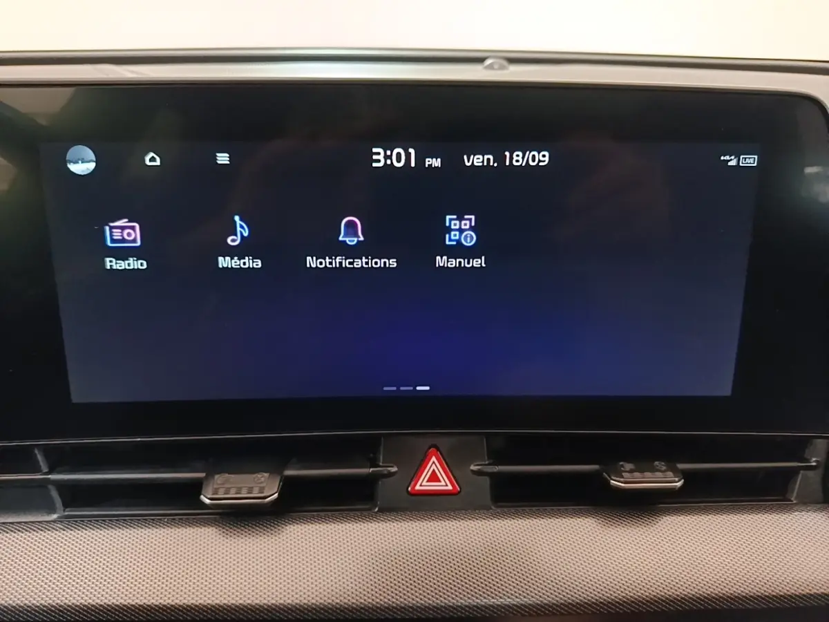 Écran tactile central du tableau de bord du Kia Sportage 2022, affichage des options multimédias à l'avant.