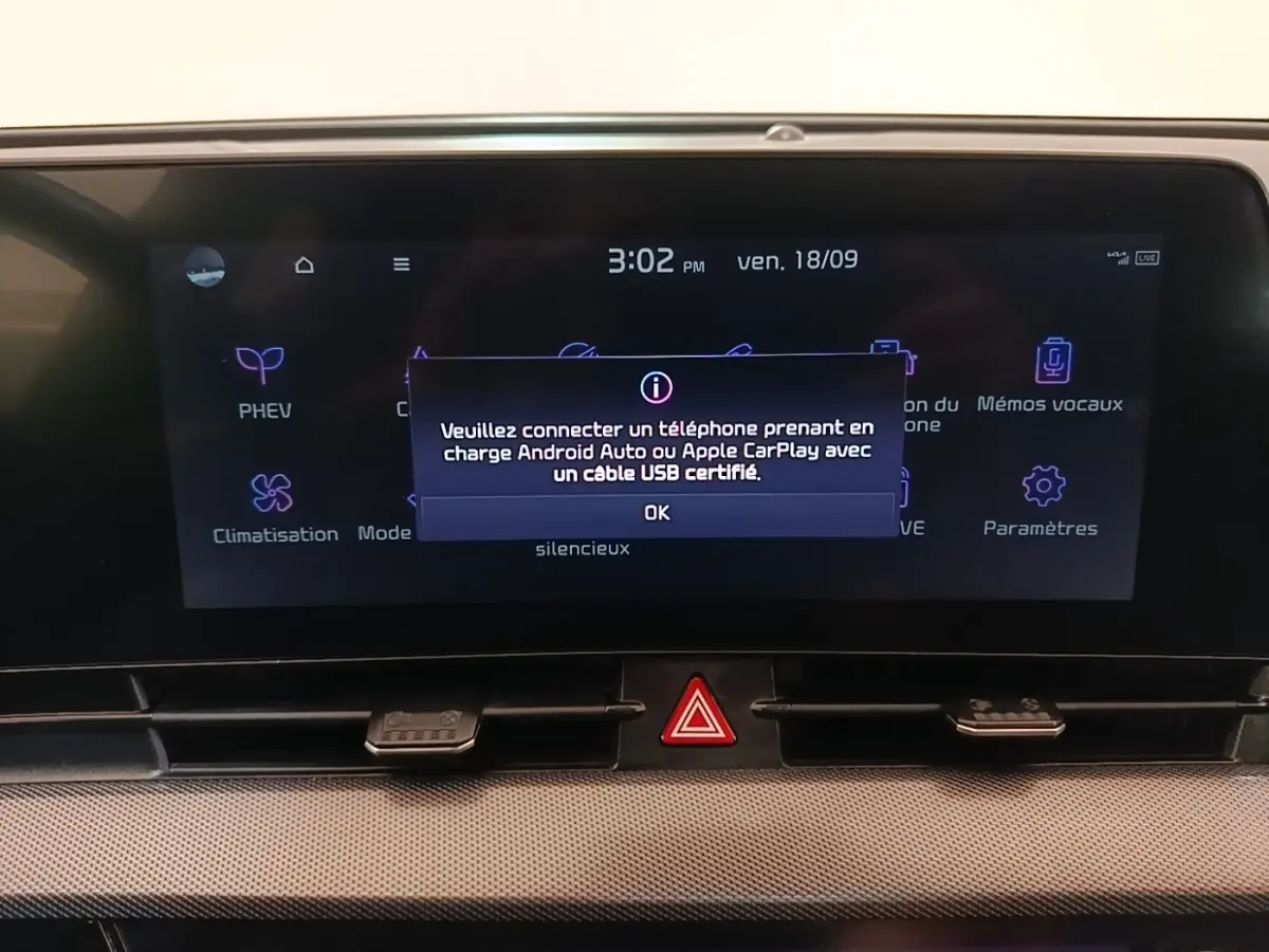 Écran tactile central du tableau de bord du Kia Sportage gris clair, affichant un message de connexion Android Auto/Apple CarPlay.