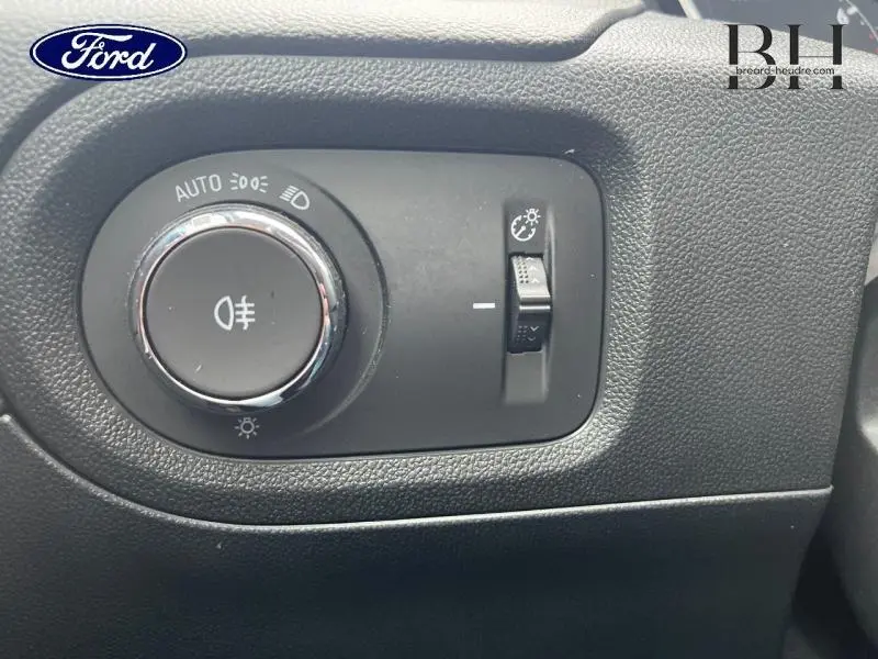 Commande des phares et réglage de luminosité sur tableau de bord noir de l'Opel Grandland X 2020 diesel