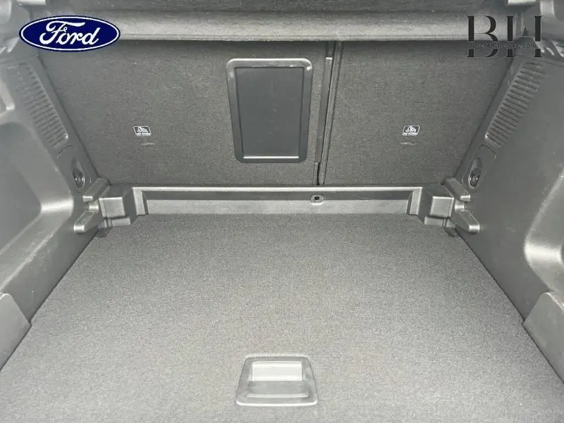 Coffre vide en vue intérieure arrière d'un Opel Grandland X 2020 avec revêtement gris foncé.