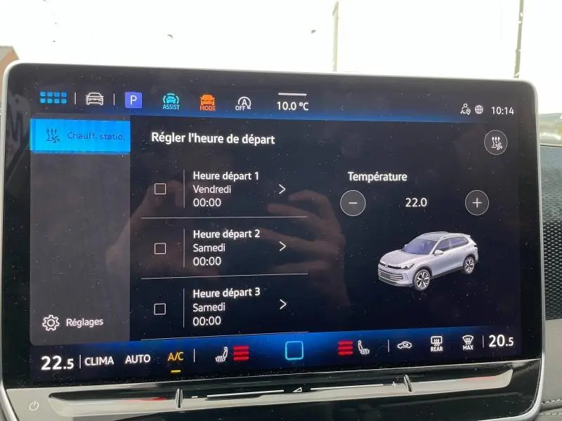 Écran tactile intérieur du Volkswagen Tiguan blanc, affichant les réglages de chauffage et température à 22°C.