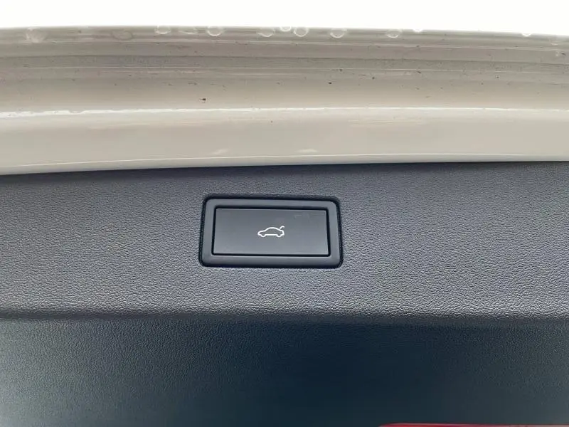 Bouton d'ouverture électrique du hayon sur le coffre d'un Volkswagen Tiguan blanc Pur 2025.