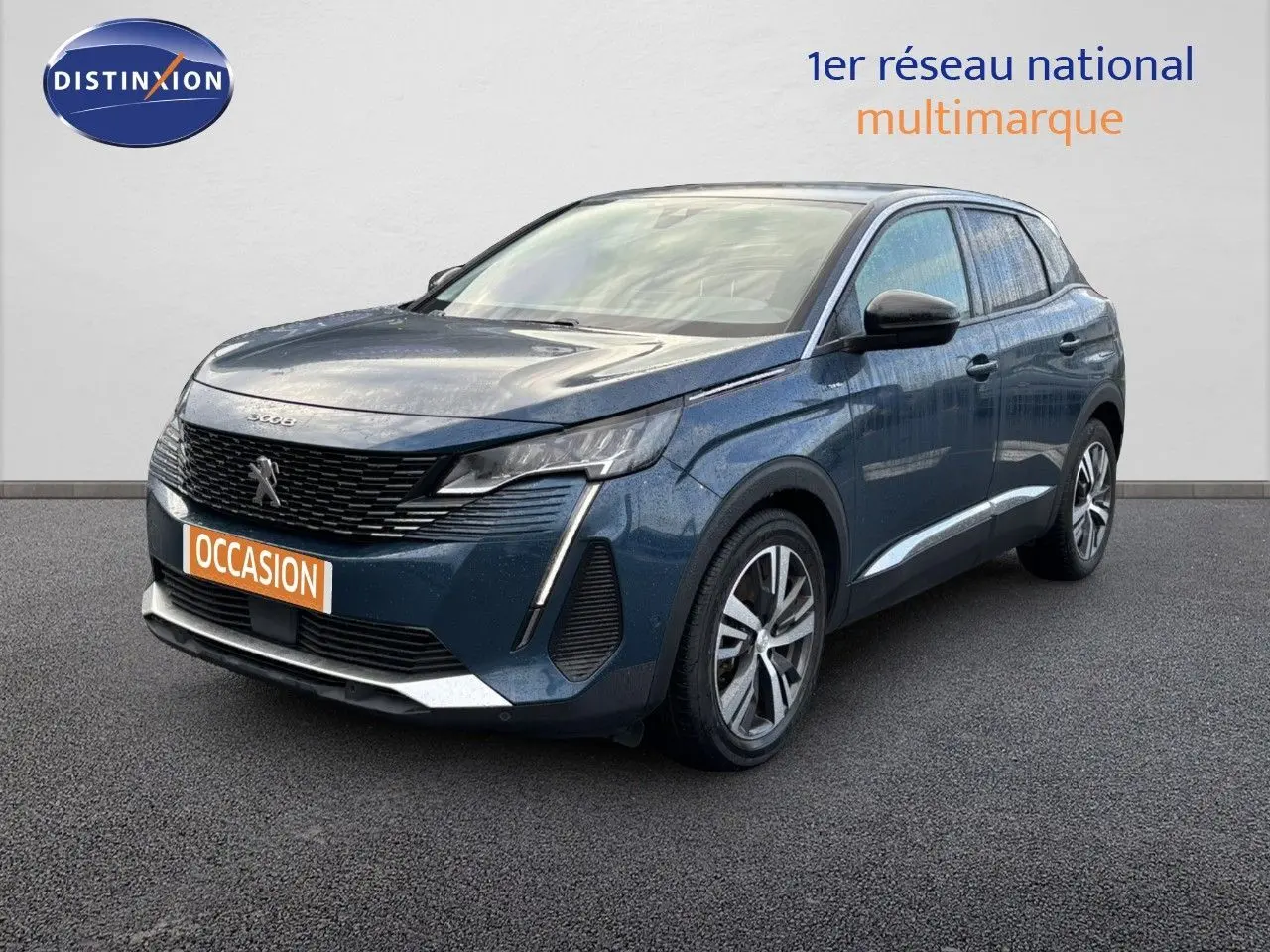 Peugeot 3008 hybride rechargeable bleu Célèbes métal, vue 3/4 avant droit avec calandre et phares LED distinctifs.