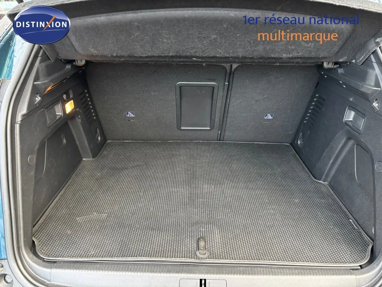 Coffre ouvert du Peugeot 3008 bleu Célèbes Métal, vue intérieure montrant un espace de chargement propre et spacieux.