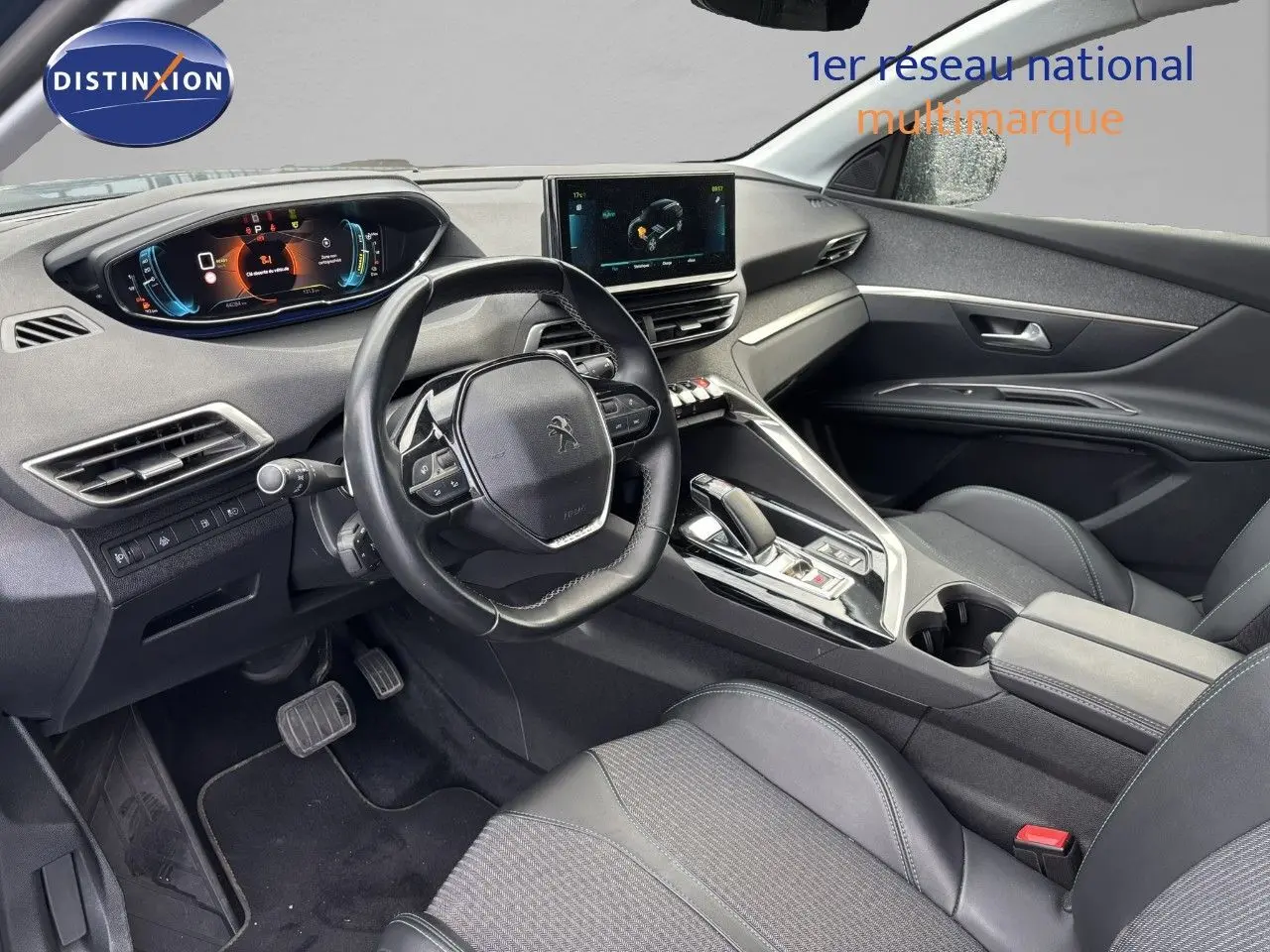 Intérieur du Peugeot 3008 hybride 2022, vue côté conducteur, tableau de bord numérique et volant compact noir.