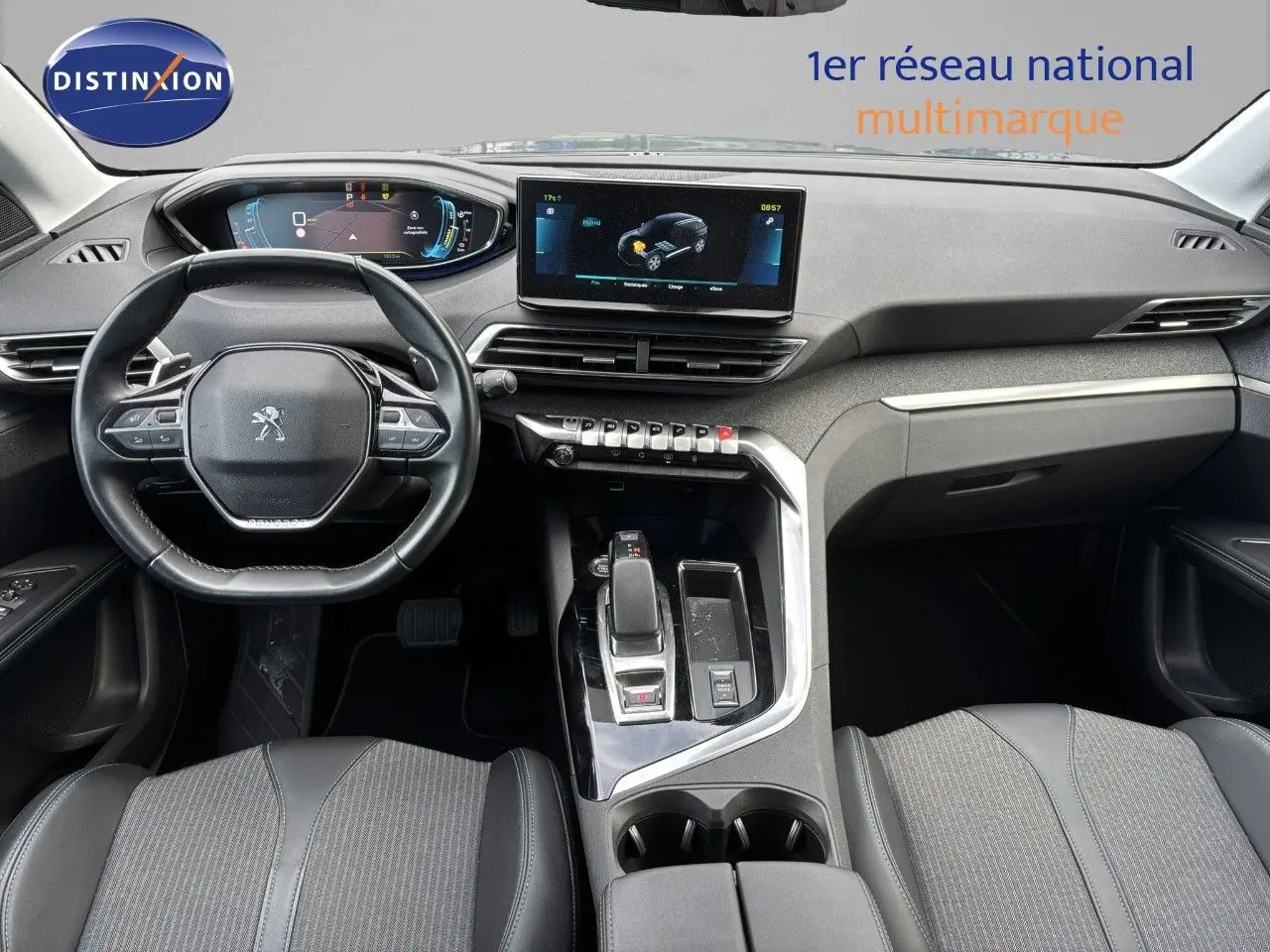Vue intérieure du poste de conduite du Peugeot 3008 hybride rechargeable 2022, avec tableau de bord numérique et écran central tactile.