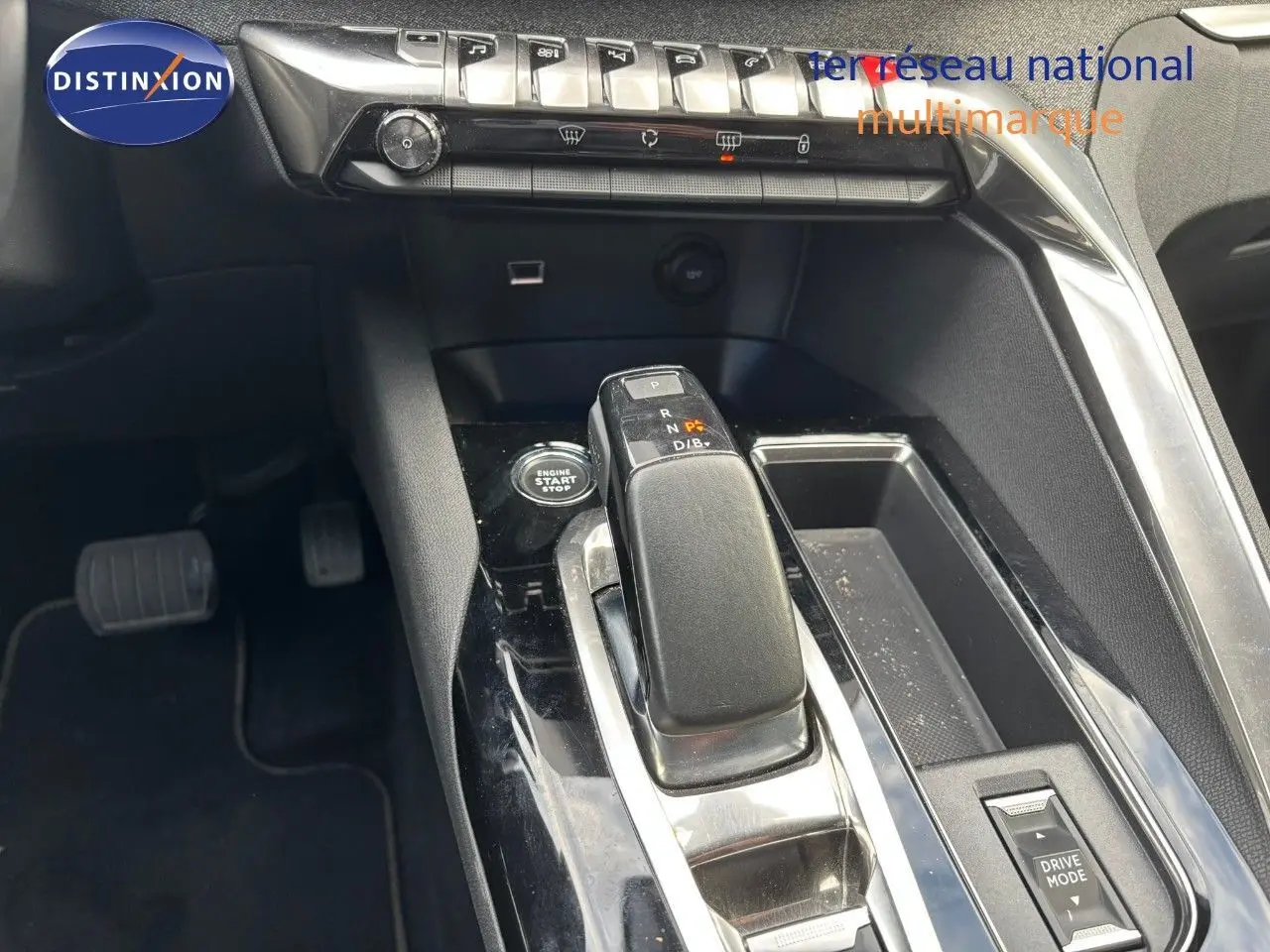 Vue rapprochée de la console centrale noire du Peugeot 3008 hybride 2022, avec levier de vitesse automatique et boutons de commande.