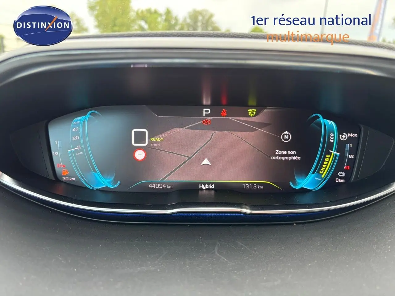 Tableau de bord numérique du Peugeot 3008 hybride rechargeable 2022, affichant la navigation et les indicateurs d'énergie.