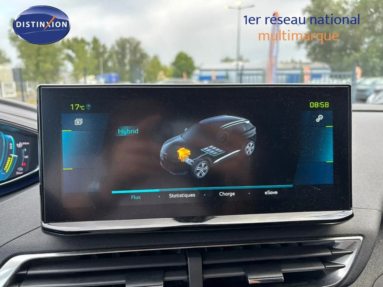 Écran central du tableau de bord du Peugeot 3008 hybride bleu, affichant l'état de charge et les flux d'énergie.
