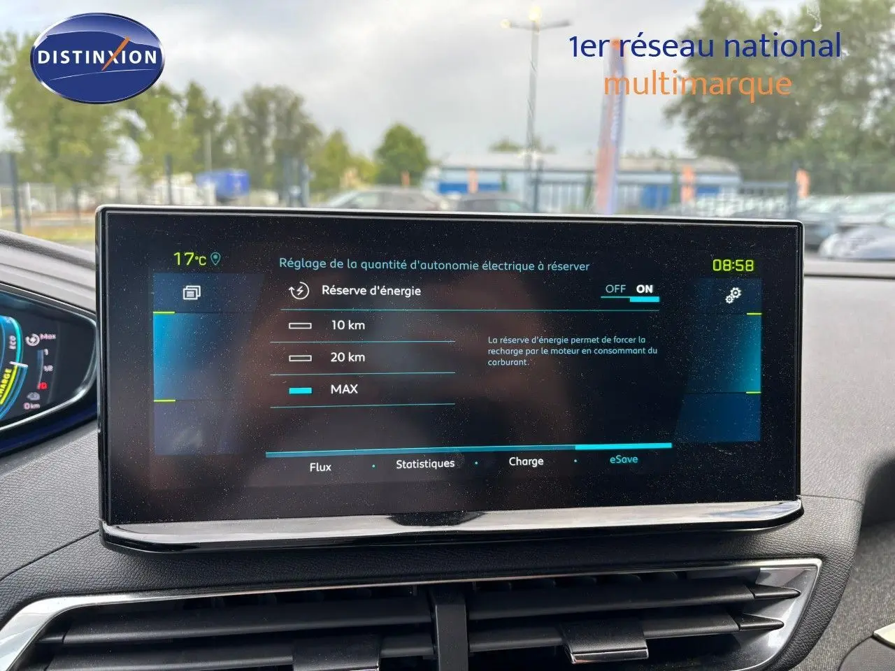 Écran tactile du tableau de bord du Peugeot 3008 hybride bleu, affichant les réglages de réserve d'énergie électrique.