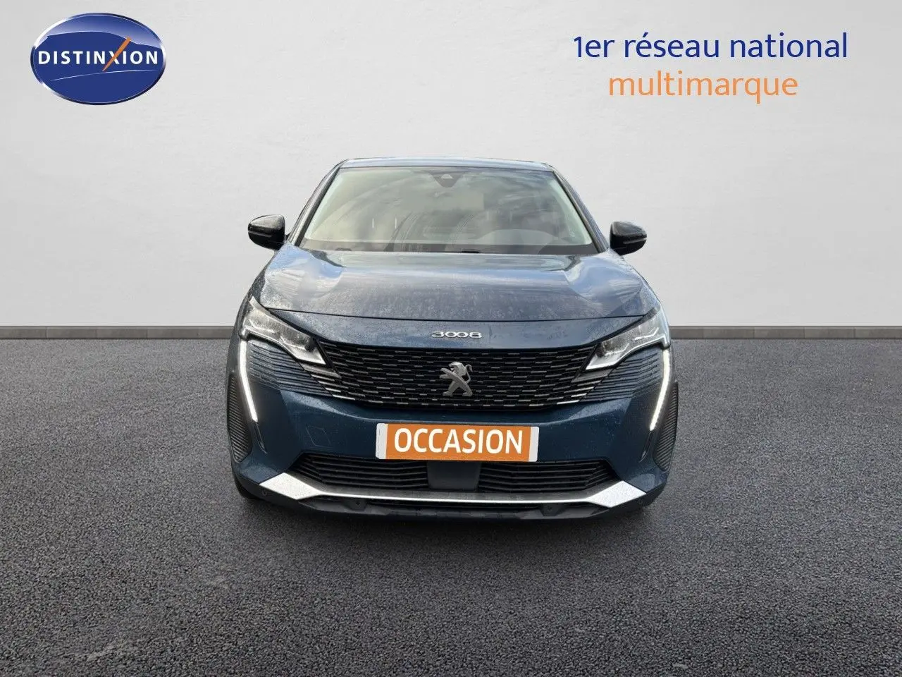 Vue frontale du Peugeot 3008 hybride rechargeable bleu Célèbes Métal avec calandre noire et feux LED allumés.