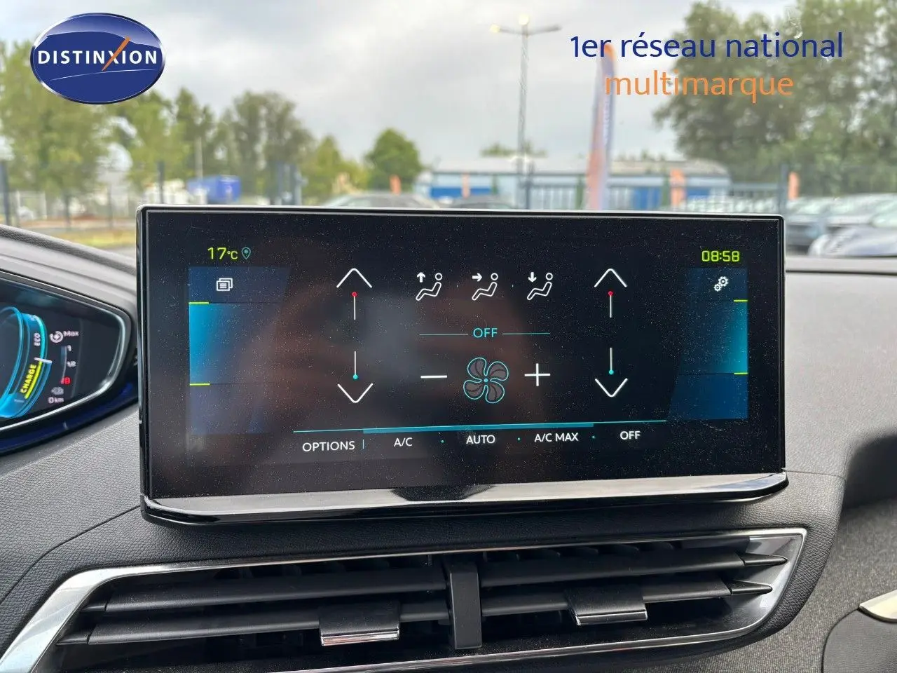 Écran tactile central du tableau de bord du Peugeot 3008 bleu, affichant les commandes de climatisation.