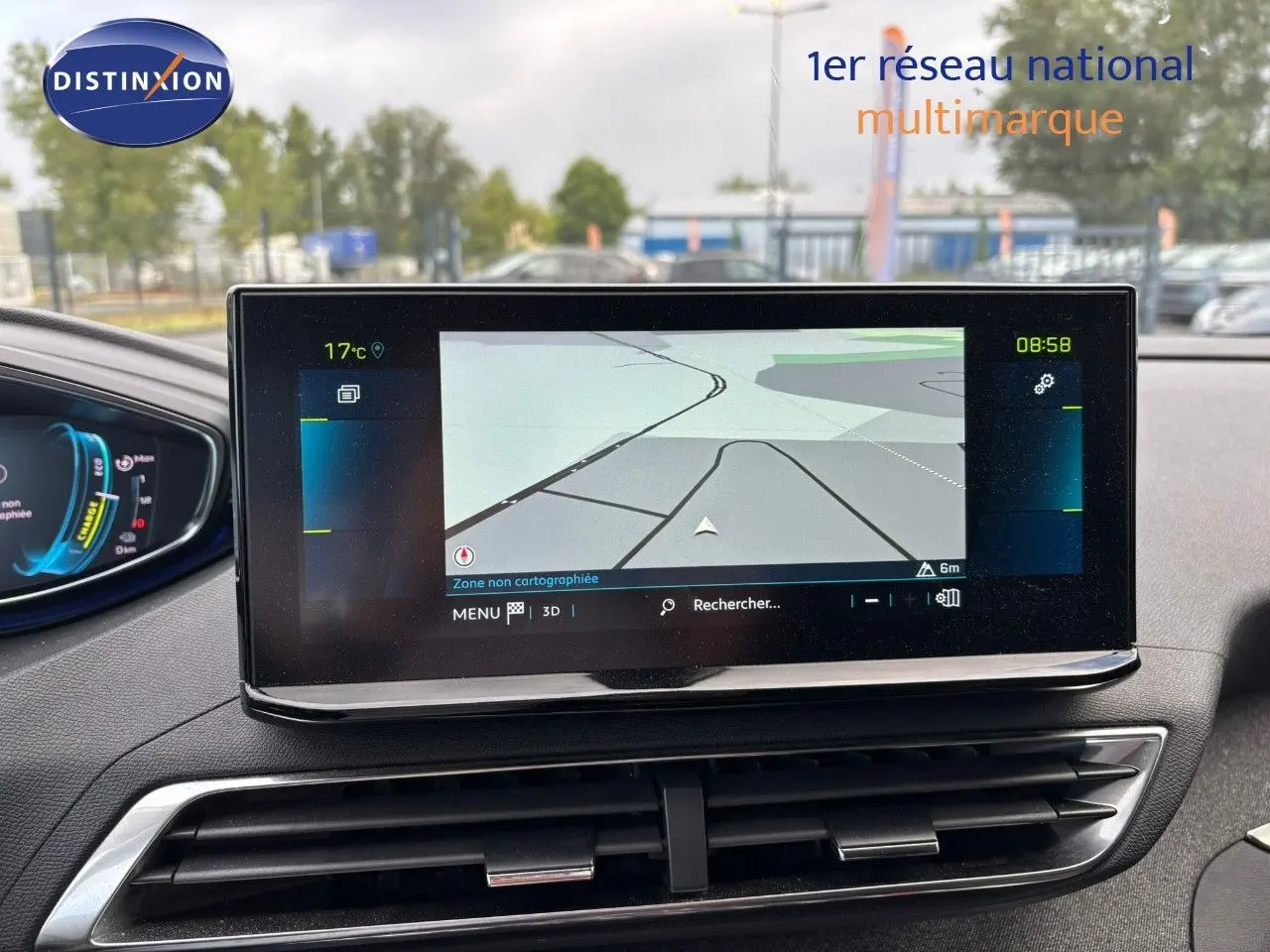 Écran tactile central du tableau de bord du Peugeot 3008 1.6 Hybrid 225ch, affichant la navigation GPS.
