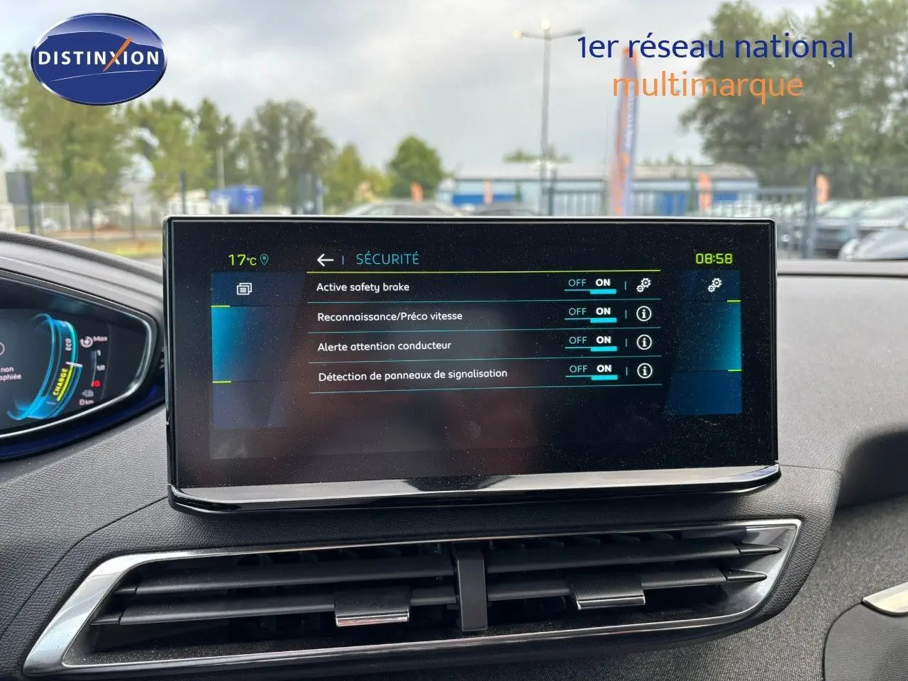 Écran tactile central du Peugeot 3008 hybride 2022 affichant les options de sécurité, intérieur noir moderne.