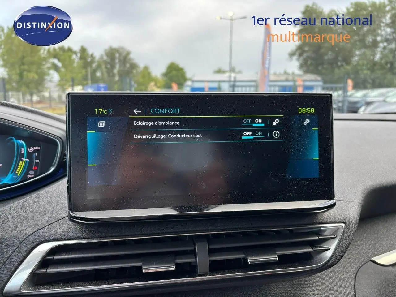 Écran tactile central du tableau de bord du Peugeot 3008 hybride 2022, affichant les réglages de confort.