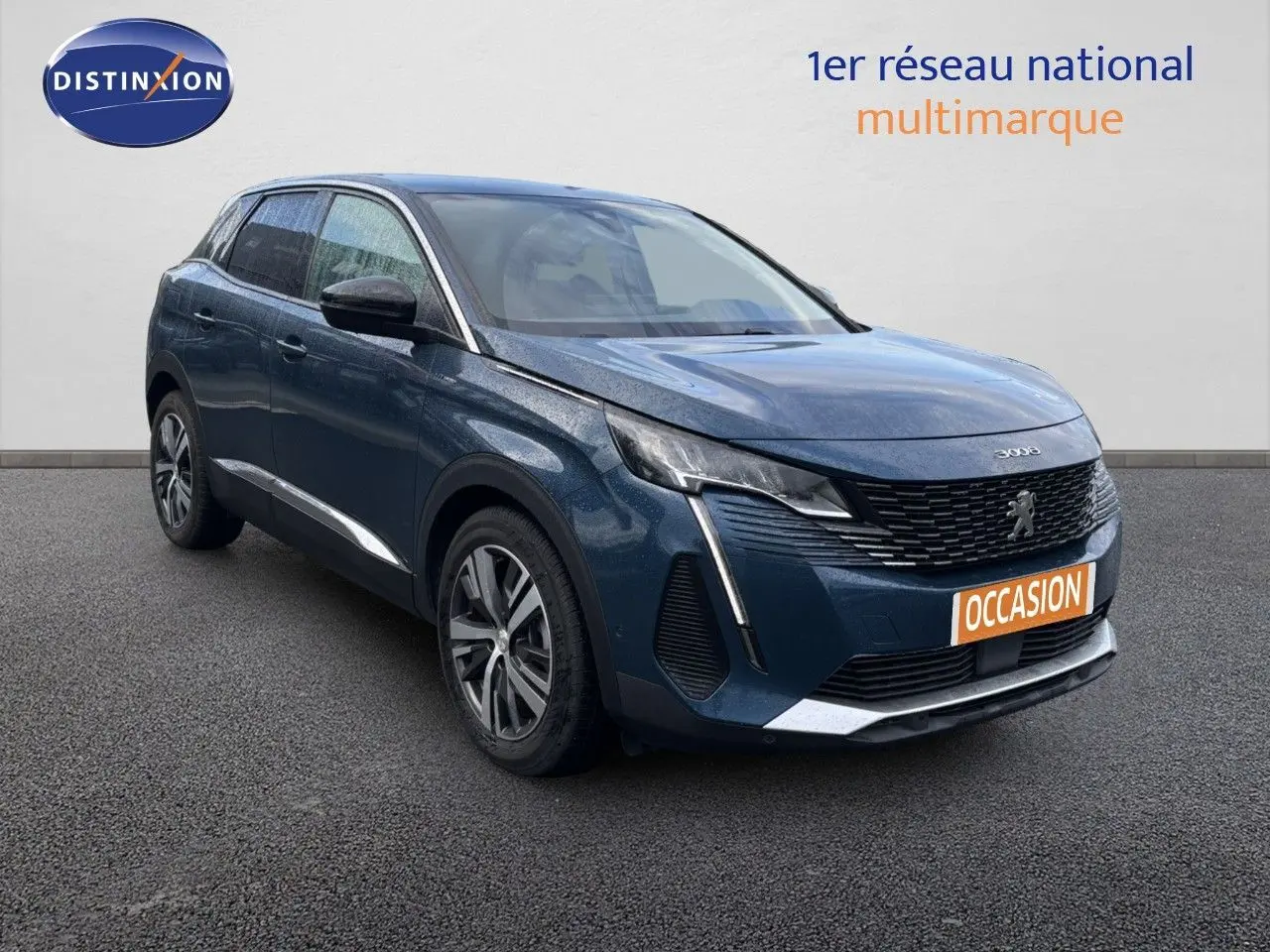 Peugeot 3008 bleu Célèbes métal en 3/4 avant droit, avec calandre noire et jantes alliage bicolores.