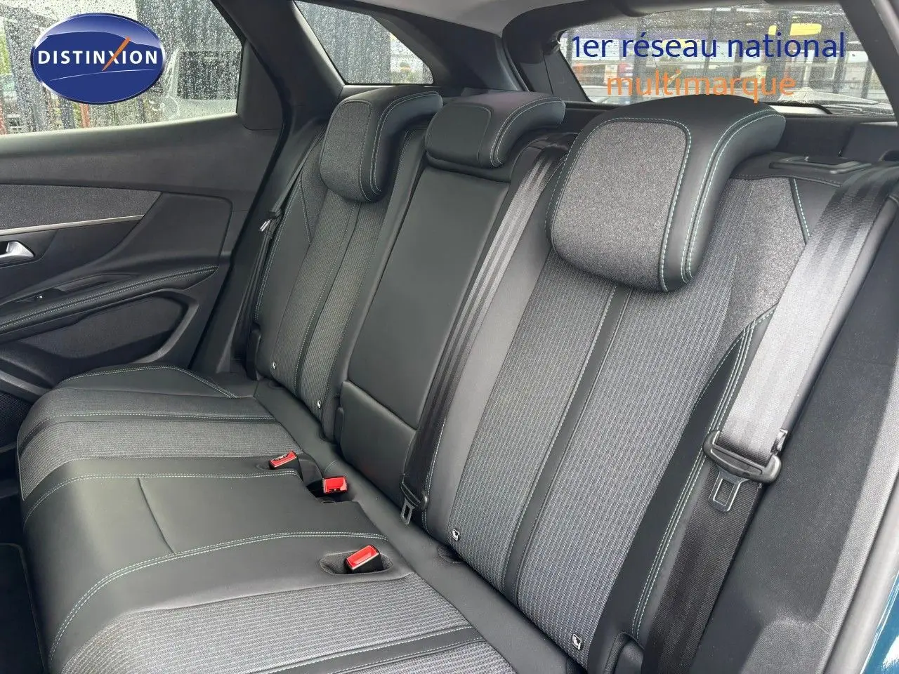 Vue intérieure de la banquette arrière du Peugeot 3008 bleu Celebes, avec sièges en tissu et cuir noir.